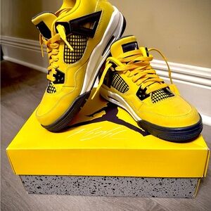 🔥 Air Jordan 4 Retro GS 5Y [fits women 6.5] “Lightning” – Iconic Colorway